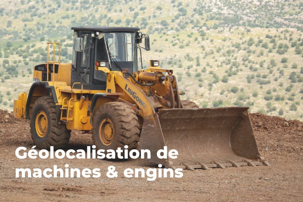 Tractopelle jaune sur un chantier