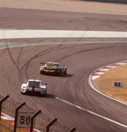 véhicules qui font une course sur un circuit